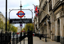 来看看英国大学的雅思成绩要求，这个接地气点儿～